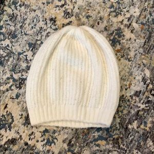 White knitted beanie